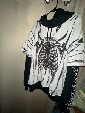 Hot Topic Rib Cage White & Black Wash Oversized Twofer Hoodie men’s size large